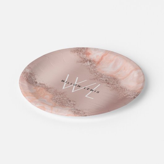 Rose Gold Blush Pink Agate Geode Glitzer Monogram Pappteller (Schrägansicht)