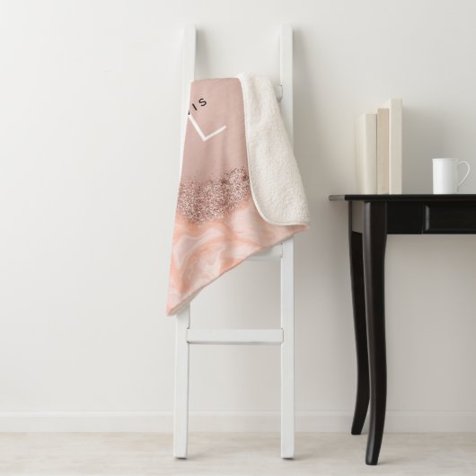 Rose Gold Blush Pink Agate Geode Glitzer Monogram Sherpadecke (Beispiel)