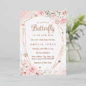 Rose Gold Blush Pink Butterfly Bläsernchen Baby Du Folieneinladung (Stehend vorne)