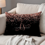 Rose Gold Blush Pink Glitzer Glam Monogram Name Dekokissen<br><div class="desc">Glam Rose Gold Glitzer Elegante Monogram Accent Kissen. Dieses schicke Kissendesign mit schicken Akzenten und elegantem goldglänzenden Glitzer in der Rose auf schwarzem Hintergrund ist einfach zu personalisieren. Das Design beinhaltet Ihr handgeschriebenes Skriptmonogramm mit hübschen Wirbel und Ihrem Namen.</div>