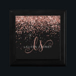 Rose Gold Blush Pink Glitzer Glam Monogram Name Erinnerungskiste<br><div class="desc">Glam Rose Gold Glitzer Elegante Monogram Geschenkboxen. Dieses schicke Design der Geschenkboxen mit elegantem goldglänzenden Glitzer aus der Rose auf schwarzem Hintergrund ist einfach zu personalisieren. Das Design enthält Ihr handgeschriebenes Skriptmonogramm mit hübschen Wirbel und Ihrem Namen.</div>