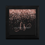 Rose Gold Blush Pink Glitzer Glam Monogram Name Erinnerungskiste<br><div class="desc">Glam Rose Gold Glitzer Elegante Monogram Geschenkboxen. Dieses schicke Design der Geschenkboxen mit elegantem goldglänzenden Glitzer aus der Rose auf schwarzem Hintergrund ist einfach zu personalisieren. Das Design enthält Ihr handgeschriebenes Skriptmonogramm mit hübschen Wirbel und Ihrem Namen.</div>
