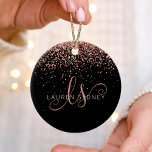 Rose Gold Blush Pink Glitzer Glam Monogram Name Keramik Ornament<br><div class="desc">Glam Rose Gold Glitzer Elegante Monogram Ornaments. Dieses trendige,  schicke Ornament-Design mit elegantem goldglänzenden Glitzer aus der Rose auf schwarzem Hintergrund ist einfach zu personalisieren. Das Design enthält Ihr handgeschriebenes Skriptmonogramm mit hübschen Wirbel und Ihrem Namen.</div>