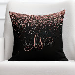 Rose Gold Blush Pink Glitzer Glam Monogram Name Kissen<br><div class="desc">Glam Rose Gold Glitzer Elegante Monogram Kissen. Dieses schicke Kissendesign mit elegantem goldglänzenden Glitzer in der Rose auf schwarzem Hintergrund ist einfach zu personalisieren. Das Design enthält Ihr handgeschriebenes Skriptmonogramm mit hübschen Wirbel und Ihrem Namen.</div>