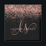 Rose Gold Blush Pink Glitzer Glam Monogram Name Magnet<br><div class="desc">Glam Rose Gold Glitzer Elegantes Monogram Magnet. Dieses schicke Design mit elegantem,  goldglänzenden Glitzer aus der Rose auf schwarzem Hintergrund ist einfach zu personalisieren. Das Design enthält Ihr handgeschriebenes Skriptmonogramm mit hübschen Wirbel und Ihrem Namen.</div>