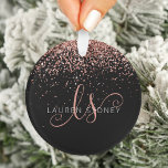 Rose Gold Blush Pink Glitzer Glam Monogram Name Ornament<br><div class="desc">Glam Rose Gold Glitzer Elegante Monogram Ornament. Dieses schicke und schicke Ornament-Design mit elegantem goldglänzenden Glitzer aus der Rose auf schwarzem Hintergrund ist einfach zu personalisieren. Das Design enthält Ihr handgeschriebenes Skriptmonogramm mit hübschen Wirbel und Ihrem Namen.</div>