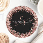 Rose Gold Blush Pink Glitzer Glam Monogram Name Runder Pappuntersetzer<br><div class="desc">Glam Rose Gold Glitzer Eleganter Monogram Paper Untersetzer. Dieses schicke Untersetzer-Design mit elegantem,  vergoldeten Glitzer in der Rose auf schwarzem Hintergrund ist einfach zu personalisieren. Das Design enthält Ihr handgeschriebenes Skriptmonogramm mit hübschen Wirbel und Ihrem Namen.</div>