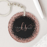 Rose Gold Blush Pink Glitzer Glam Monogram Name Schlüsselanhänger<br><div class="desc">Glam Rose Gold Glitzer Eleganter Monogram Schlüsselanhänger. Dieses schicke Design mit elegantem,  vergoldeten Glitzer in der Rose auf schwarzem Hintergrund verleiht dem Schlüsselanhänger eine angenehme Note. Das Design beinhaltet Ihr handgeschriebenes Skriptmonogramm mit hübschen Wirbel und Ihrem Namen.</div>