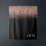 Rose Gold Blush Pink Glitzer Monogram Initialen Wandteppich<br><div class="desc">Schwarz und Rose Gold - Schwarz rosa Sparkle Glitzer Monogram Name and Initial Tapestry. Das macht den perfekten 16 Geburtstag,  Hochzeit,  Brautparty,  Jubiläum,  Babydusche oder Junggeselinnen-Abschied Geschenk für jemanden,  der Lieben glamourösen Luxus und schicke Stile.</div>