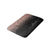 Rose Gold Blush Pink Glitzer Script Monogram Girl Badematte (Schrägansicht)