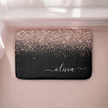 Rose Gold Blush Pink Glitzer Script Monogram Girl Badematte<br><div class="desc">Schwarz und Rose Gold - Blush Pink Sparkle Glitter Script Monogram Name Bath Mats. Das macht den perfekten Abschluss,  Geburtstag,  Hochzeit,  Brautdusche,  Jubiläumsdusche,  Babydusche oder Bachelorette-Party-Geschenk für jemanden,  der Glamour-Luxus und schicke Stile liebt.</div>