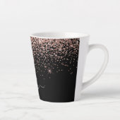 Rose Gold Blush Pink Glitzer Script Monogram Girl Milchtasse (Rechts)