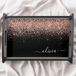 Rose Gold Blush Pink Glitzer Script Monogram Girl Serviertablett<br><div class="desc">Schwarz und Rose Gold - Schwarz Rosa Imitate Sparkle Glitzer Script Monogram Name Place Serviertablett. Dies macht den perfekten Abschluss,  Geburtstag,  Hochzeit,  Brautparty,  Jubiläum,  Babydusche oder Junggeselinnen-Abschied Geschenk für jemanden,  die Lieben glamourösen Luxus und schicke Stile.</div>