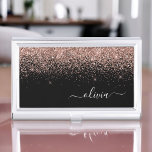 Rose Gold Blush Pink Glitzer Script Monogram Girl Visitenkarten Dose<br><div class="desc">Schwarz und Rose Gold - Schwarz Rosa Sparkle Glitzer Script Monogram Name Business Card Holder. Das macht den perfekten 16 Geburtstag,  Hochzeit,  Brautparty,  Jubiläum,  Babydusche oder Junggeselinnen-Abschied Geschenk für jemanden,  der Lieben glamourösen Luxus und schicke Stile.</div>