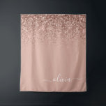 Rose Gold Blush Pink Glitzer Script Monogram Girl Wandteppich<br><div class="desc">Rose Gold - Schwarz rosa Sparkle Glitzer Script Monogram Name and Initial Tapestry. Das macht den perfekten 16 Geburtstag,  Hochzeit,  Brautparty,  Jubiläum,  Babydusche oder Junggeselinnen-Abschied Geschenk für jemanden,  der Lieben glamourösen Luxus und schicke Stile.</div>
