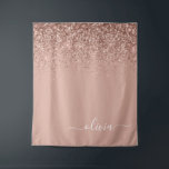 Rose Gold Blush Pink Glitzer Script Monogram Girl Wandteppich<br><div class="desc">Rose Gold - Schwarz rosa Sparkle Glitzer Script Monogram Name and Initial Tapestry. Das macht den perfekten 16 Geburtstag,  Hochzeit,  Brautparty,  Jubiläum,  Babydusche oder Junggeselinnen-Abschied Geschenk für jemanden,  der Lieben glamourösen Luxus und schicke Stile.</div>