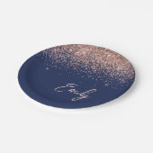 Rose Gold - Blush Pink Navy Blue Glitzer Monogram Pappteller (Schrägansicht)