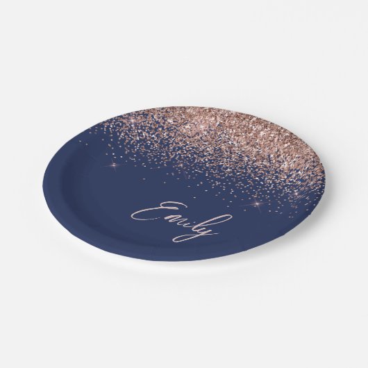 Rose Gold - Blush Pink Navy Blue Glitzer Monogram Pappteller (Schrägansicht)