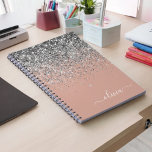 Rose Gold Blush Pink Silber Glitzer Monogramm Notizblock<br><div class="desc">Rose Gold - Blush Pink und Silver Sparkle Glitzer Script Monogram Name Spiral Notebook Planner. Das macht den perfekten 16 Geburtstag,  Hochzeit,  Brautparty,  Jubiläum,  Babydusche oder Junggeselinnen-Abschied Geschenk für jemanden,  der Lieben glamourösen Luxus und schicke Stile.</div>