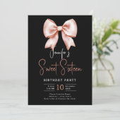 Rose Gold Bow Coquette Script Sweet 16 Party Schwa Einladung (Stehend Vorderseite)