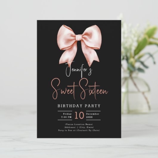 Rose Gold Bow Coquette Script Sweet 16 Party Schwa Einladung (Stehend Vorderseite)