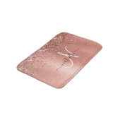 Rose Gold Brushed Metal Glitzer Monogram Name Badematte (Schrägansicht)