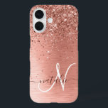 Rose Gold Brushed Metal Glitzer Monogram Name iPhone 16 Hülle<br><div class="desc">Dieses schicke Gehäuse mit hübschem vergoldeten Glitzer aus Rose auf einer Rose mit goldgebürstetem metallischem Hintergrund ist einfach zu personalisieren.</div>