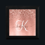 Rose Gold Brushed Metal Glitzer Monogram Name Erinnerungskiste<br><div class="desc">Dieses schicke Design der Geschenkboxen mit hübschem Glitzer aus Rose und vergoldetem  auf einer Rose mit goldgebürstetem metallischem Hintergrund ist einfach zu personalisieren.</div>