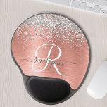 Rose Gold Brushed Metal Glitzer Monogram Name Gel Mousepad<br><div class="desc">Dieses schicke Mauspad-Design mit hübschem silber funkelndem Imitat-Glitzer auf einer Rose mit goldfarbenem Metallhintergrund ist einfach zu personalisieren.</div>