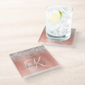 Rose Gold Brushed Metal Glitzer Monogram Name Glasuntersetzer (Schrägansicht)