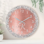 Rose Gold Brushed Metal Glitzer Monogram Name Große Wanduhr<br><div class="desc">Dieses schicke Design mit hübschem silberglänzenden Glitzer auf einer Rose mit goldgebürstetem metallischem Hintergrund ist einfach zu personalisieren.</div>