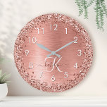 Rose Gold Brushed Metal Glitzer Monogram Name Große Wanduhr<br><div class="desc">Dieses schicke,  große Uhrendesign mit hübschem vergoldetem Glitzer aus Rose auf einer Rose mit goldgebürstetem metallischem Hintergrund ist einfach zu personalisieren.</div>