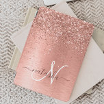 Rose Gold Brushed Metal Glitzer Monogram Name iPad Pro Cover<br><div class="desc">Dieses schicke Design mit hübscher Rose,  goldenem Glitzer auf einer Rose mit goldgebürstetem metallischem Hintergrund ist einfach zu personalisieren.</div>