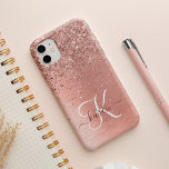 Rose Gold Brushed Metal Glitzer Monogram Name iPhone 14 Hülle<br><div class="desc">Dieses schicke Gehäuse mit hübschem vergoldeten Glitzer aus Rose auf einer Rose mit goldgebürstetem metallischem Hintergrund ist einfach zu personalisieren.</div>