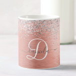 Rose Gold Brushed Metal Glitzer Monogram Name Kaffeetasse<br><div class="desc">Dieses trendige,  schicke Coffee Tasse Design mit hübschem silberglänzenden Glitzer auf einer Rose mit goldgebürstetem metallischem Hintergrund ist einfach zu personalisieren.</div>