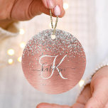 Rose Gold Brushed Metal Glitzer Monogram Name Keramik Ornament<br><div class="desc">Dieses trendige,  schicke Keramik-Ornament-Design mit hübsch silberglänzendem Glitzer auf einer Rose mit goldgelb gebürstetem metallischem Hintergrund ist einfach zu personalisieren.</div>
