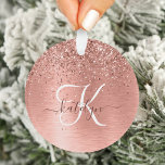 Rose Gold Brushed Metal Glitzer Monogram Name Ornament<br><div class="desc">Dieses trendige,  schicke Ornament-Design mit hübschem vergoldetem Glitzer aus der Rose auf einer Rose mit goldgebürstetem metallischem Hintergrund ist einfach zu personalisieren.</div>