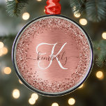 Rose Gold Brushed Metal Glitzer Monogram Name Ornament Aus Metall<br><div class="desc">Dieses trendige,  schicke Ornament-Design mit hübschem vergoldetem Glitzer aus der Rose auf einer Rose mit goldgebürstetem metallischem Hintergrund ist einfach zu personalisieren.</div>