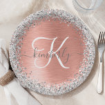 Rose Gold Brushed Metal Glitzer Monogram Name Pappteller<br><div class="desc">Dieses schicke Design mit hübschem silberglänzenden Glitzer auf einer Rose mit goldgebürstetem metallischem Hintergrund ist einfach zu personalisieren.</div>