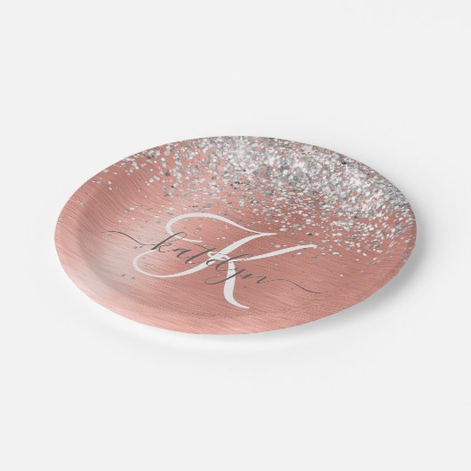 Rose Gold Brushed Metal Glitzer Monogram Name Pappteller (Schrägansicht)