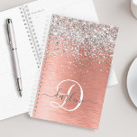 Rose Gold Brushed Metal Glitzer Monogram Name Planer<br><div class="desc">Dieses schicke Design mit hübschem silberglänzenden Glitzer auf einer Rose mit goldgebürstetem metallischem Hintergrund ist einfach zu personalisieren.</div>