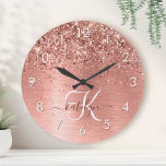 Rose Gold Brushed Metal Glitzer Monogram Name Runde Wanduhr<br><div class="desc">Dieses trendige,  schicke Round-Clock-Design mit hübschem vergoldeten Glitzer aus der Rose auf einer Rose mit goldgebürstetem metallischem Hintergrund ist einfach zu personalisieren.</div>