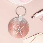 Rose Gold Brushed Metal Glitzer Monogram Name Schlüsselanhänger<br><div class="desc">Dieses schicke Design mit hübsch silber glänzenden Glitzer auf einer Rose mit goldgebürstetem metallischem Hintergrund ist einfach zu personalisieren.</div>