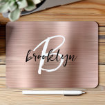 Rose Gold Brushed Metal Schwarz-weiß Monogram Mousepad<br><div class="desc">Dieses elegante personalisierte Mauspad verfügt über ein Monogramm und einen Vornamen in modernem Schwarz-Weiß-Skript auf einer modischen Rose mit goldfarbenem Metallhintergrund.</div>