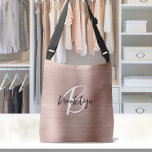 Rose Gold Brushed Metal Script Monogram Tragetaschen Mit Langen Trägern<br><div class="desc">Diese elegante personalisierte Crossbody-Tasche verfügt über ein Monogramm und Vorname in modernem Schwarz-Weiß-Drehbuch auf einer Rose Gold Imitate gebürstet Metall Hintergrund.</div>