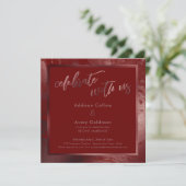 Rose Gold & Burgund Marble Celebrate mit uns Einladung (Stehend Vorderseite)