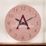 Rose Gold Burgundy Sparkle Glitzer Monogram Name Große Wanduhr<br><div class="desc">Rosa Rose Gold und Burgund Marsala Sparkle Glitzer Monogram Name und erste Serving Wall Clock. Die Wall-Uhr ist das ideale Geschenk für jemanden,  der rosa funkelnden Glitzer Liebe.</div>