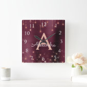 Rose Gold Burgundy Sparkle Monogram Name & Initial Quadratische Wanduhr (Zuhause)
