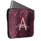 Rose Gold Burgundy String Lights Sparky Monogram Laptopschutzhülle (Vorne Rechts)
