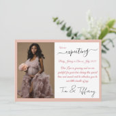 Rose Gold Calligraphy Pregnancy Announccard Ankündigung (Stehend Vorderseite)